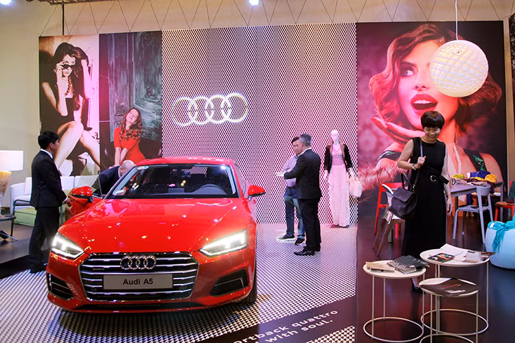 Tuy nhiên với mẫu xe hạng sang Audi A5 Sportback thế hệ mới, Audi đã thiết kế chiếc xe để khiến nó tạo ấn tượng mạnh hơn, khác biệt hơn so với chiếc A4. So với A4, phần đầu của A5 Sportback đã được hãng xe Audi thiết kế lại hoàn toàn. Phần trung tâm vẫn tiếp tục là lưới tản nhiệt lục giác rộng ngang, tuy nhiên các đèn pha và khe hút gió trên cản trước của A5 mới đều lớn hơn hẳn A4.