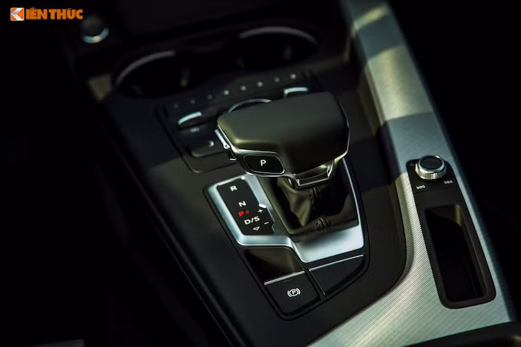 Nằm dưới nắp ca-pô, Audi A5 Sportback tại Việt Nam sẽ chỉ có duy nhất phiên bản động cơ 4 xi-lanh thẳng hàng tăng áp 2.0 TFSI, cho công suất 252 mã lực và mô-men xoắn 370 Nm. Nếu so sánh với thế hệ trước đó, chiếc xe có mức tiêu thụ nhiên liệu giảm đến 11%, trong khi công suất cũng tăng lên thêm 9%.