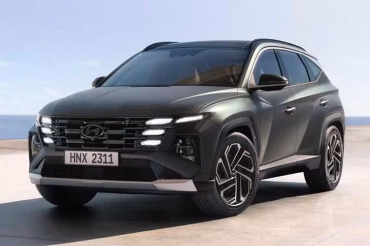 Hyundai Tucson thế hệ hiện đang bán tại Việt Nam với 4 phiên bản, giá điều chỉnh lần lượt từ 769 đến 899 triệu đồng. Khách hàng khi mua mẫu xe này trong năm 2023 sẽ được nhận ưu đãi 50% phí trước bạ theo chính sách hỗ trợ từ Chính phủ.
