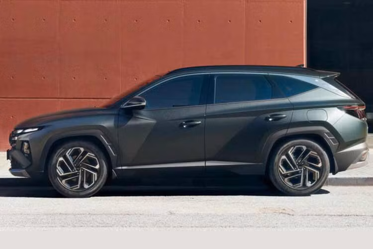 Đầu xe SUV Hyundai Tucson 2024 xuất hiện tản nhiệt mới đi kèm đèn pha Parametric Jewel đặc trưng. Cản trước bên dưới cũng đã được cập nhật giao diện. Bên cạnh đó, xe cũng được bổ sung tùy chọn la-zăng mới. Hãng cũng cho biết phần đuôi xe được tinh chỉnh nhẹ, nhưng không đưa ra thông tin cụ thể.