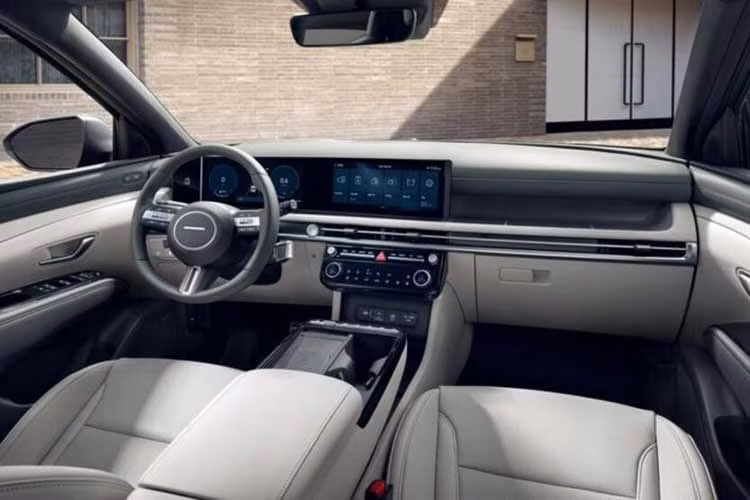 Chạy theo xu hướng thiết kế mới, Hyundai Tucson cũng được trang bị cụm màn hình đôi phía trong khoang cabin, bao gồm đồng hồ lái kỹ thuật số màn hình giải trí trung tâm cùng có kích thước 12,3 inch. Vô lăng ba chấu được làm thanh mảnh hơn, tích hợp cụm phím bấm chức năng. 