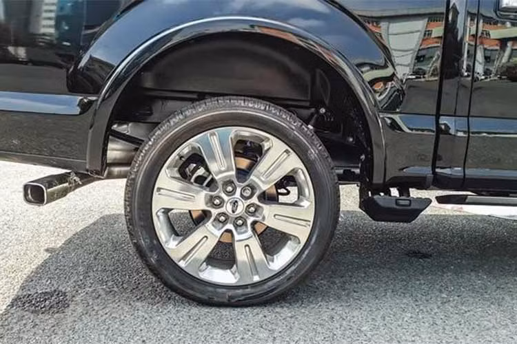 Hệ thống bánh xe được trang bị bộ la-zăng 6 chấu kích thước 22 inch vốn chỉ sử dụng cho dòng xe sang đi kèm bộ lốp thể thao Scropion Zero với hệ thống phanh đĩa tích hợp ABS trên cả 4 bánh xe và hệ thống treo thông minh hoàn toàn mới. 