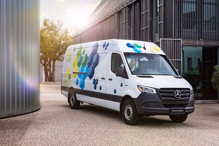 Nhà sản xuất xe sang nước Đức Mercedes-Benz đã cố gắng định vị mình là người dẫn đầu trong lĩnh vực xe thương mại thuần điện với EQV và eSprinter. Mới đây, hãng đã tiết lộ thêm thông tin về mẫu xe van Mercedes-Benz eSprinter 2024 chạy điện của mình.