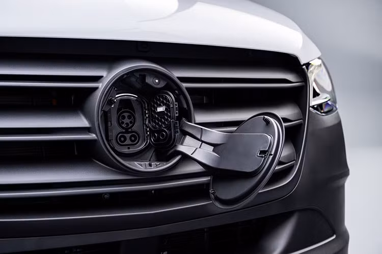 Trên Mercedes-Benz eSprinter 2024 phiên bản mới, mẫu xe van thuần điện này được cung cấp 3 tùy chọn pin nhằm đáp ứng nhu cầu về phạm vi di chuyển và tải trọng của nhiều đối tượng khách hàng.
