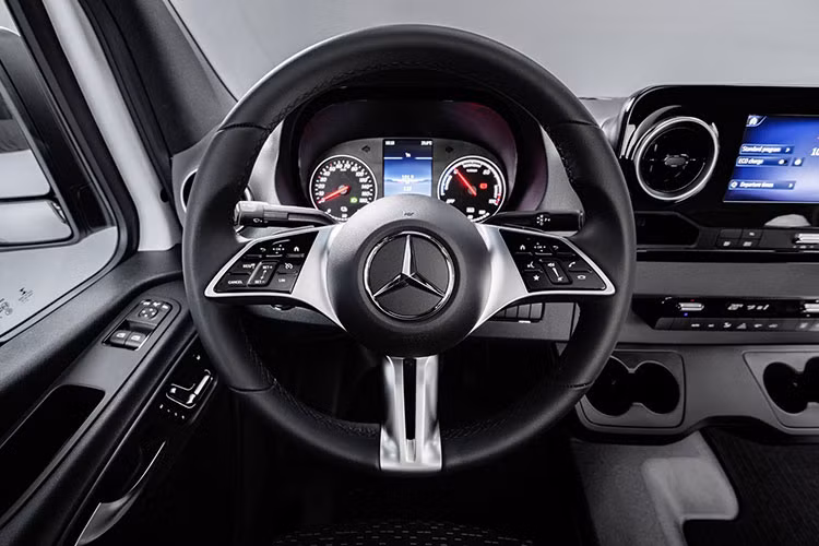 3 loại pin trên xe có dung lượng khả dụng là 56 kWh, 81 kWh và 113 kWh. Mercedes-Benz đã chọn sử dụng pin lithium LFP vừa không chứa coban và niken vừa có thể quản lý nhiệt chủ động, đảm bảo hiệu quả tối đa.