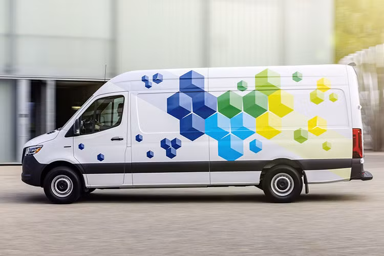 Mercedes-Benz eSprinter 2024 mới được xem là một phiên bản nâng cấp mạnh với phạm vi hoạt động thực sự hiệu quả. Phiên bản đầu tiên được ra mắt vào năm 2019 của Mercedes-Benz eSprinter không thực sự để lại ấn tượng.