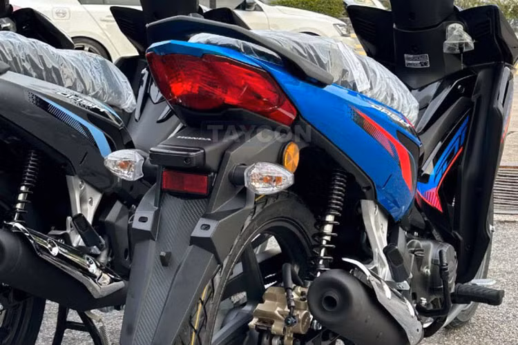 Hệ thống treo gồm phuộc ống lồng phía trước và giảm xóc đôi phía sau. Xe được trang bị động cơ 124,9cc, 2 van nạp xả làm mát bằng không khí tương tự như "người anh em" Honda Wave 125cc.