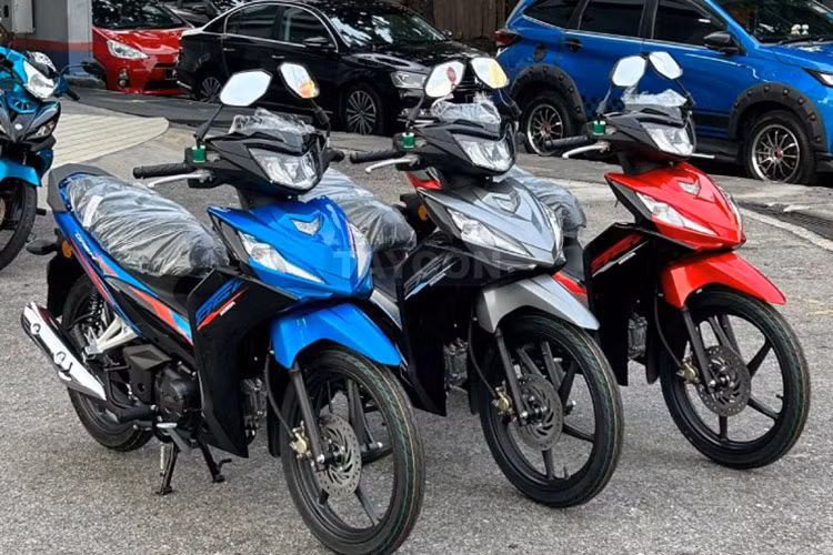 Mức giá xe Honda Dash 125 2025 niêm yết thấp nhất từ 6.599 RM (37,8 triệu đồng) tại Malaysia. Xe có 3 màu mới đã được đưa về Việt Nam, nhưng chưa rõ xe này có giá chính thức bao nhiêu tại các đại lý tư nhân.