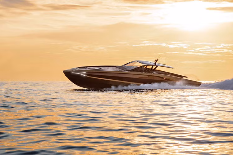 Cụ thể, du thuyền Lamborghini 63 đến từ mối quan hệ hợp tác giữa Lamborghini và công ty đóng tàu The Italian Sea Group, và như có thể thấy trong ảnh, nó lấy nguồn cảm hứng từ Sian. 