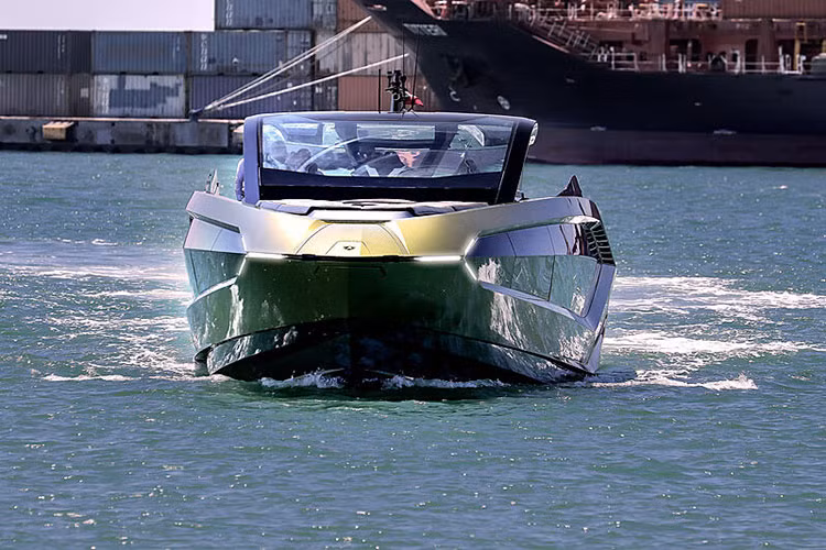 Tốc độ tối đa của du thuyền là 60 hải lý/giờ (111,1 km/h), và tốc độ hành trình là 40 hải lý/giờ (74 km/h). Tổng phạm vi di chuyển của Lamborghini 63 là 210 hải lý, tương đương 389 km.