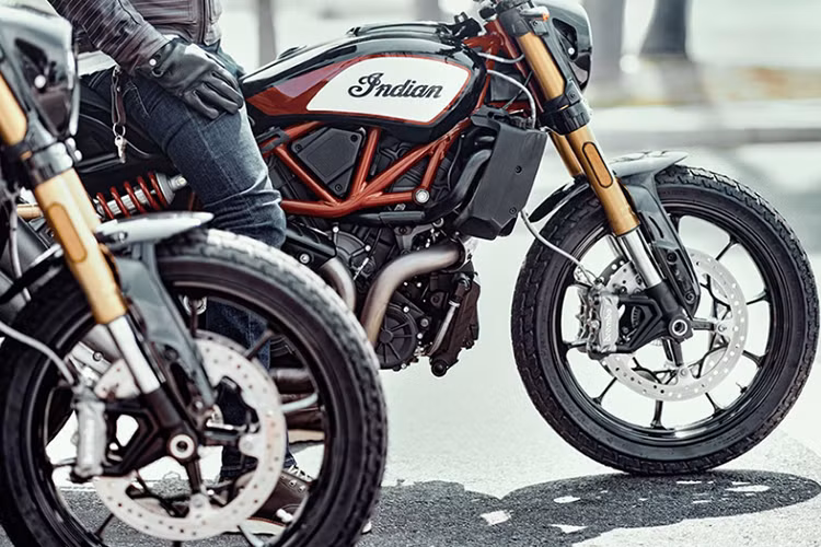 Indian FTR1200 là một trong số ít những chiếc xe đua địa hình Flat Track sử dụng cỗ máy V-twin có dung tích lên tới 1203 phân khối. Đây là cỗ máy cực mạnh khi sinh công lên tới 120 mã lực và lực kéo là 115Nm cho sức mạnh được thể hiện tốt ở mọi số.