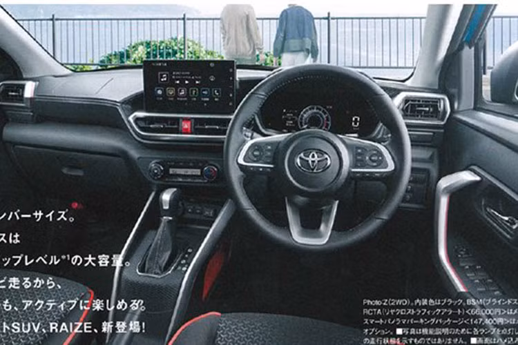 Bên trong, Toyota Raize 2020 sẽ có những chi tiết giả nhôm ở viền cửa gió điều hòa và vô lăng 3 chấu. Nội thất của Toyota Raize 2020 sẽ tập trung vào người lái và có màn hình thông tin giải trí nằm độc lập trên mặt táp-lô, có kích thước khoảng 8 inch.