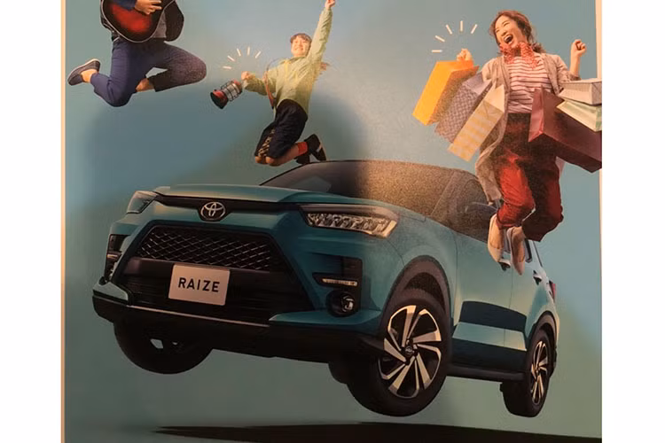 Động cơ ban đầu sẽ kết hợp với hộp số CVT, sau đó có thêm tùy chọn hộp số sàn 6 cấp. Hiện giá xe Toyota Raize 2020 vẫn chưa được công bố. Chỉ biết rằng, xe sẽ chính thức ra mắt thị trường Nhật Bản vào ngày 5/11/2019 tới và được định vị thấp hơn Toyota C-HR.