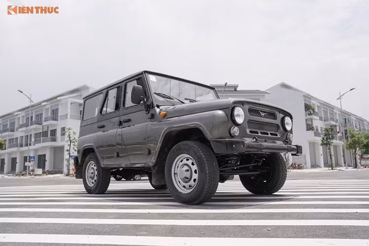 Xe vẫn sở hữu thiết kế vuông vức đi kèm lốp dự phòng phía sau và có kiểu mở ngang. Cụm đèn hậu phía sau của xe mang phong cách thiết kế dạng to bản hình trụ đứng ôm sát vào phần thân của xe nhưng hạ thấp. Cản sau thiết kế bằng kim loại mạnh mẽ cùng nhiều chi tiết gần như vẫn giữ y nguyên thiết kế của những chiếc xe thời chiến.