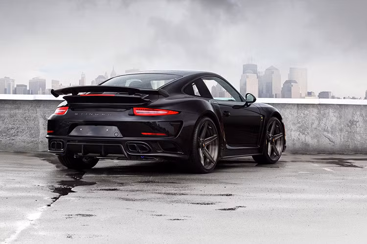 Porsche 991Turbo đã sở hữu sức mạnh 520 mã lực và lực mô-men xoắn cực đại 710 Nm đến từ khối động cơ boxer 3.8 lít tăng áp.