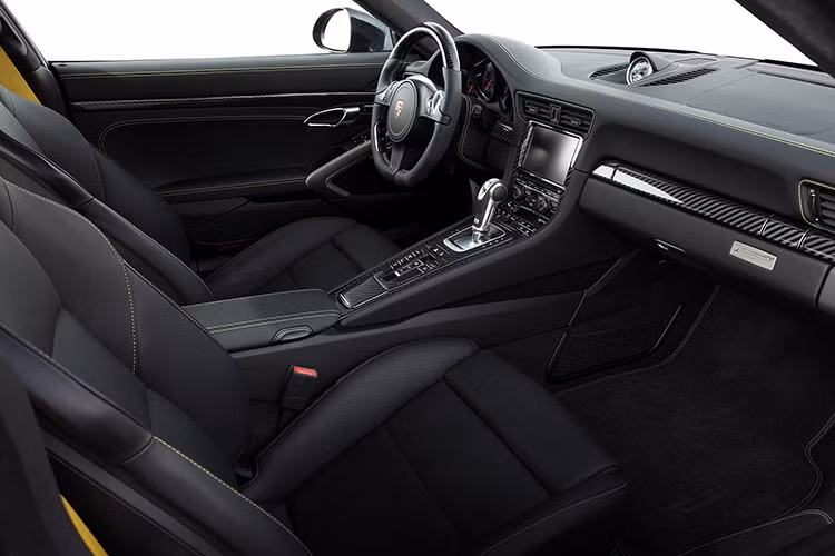 Nội thất xe cũng được thiết kế với đúng cái như cái tên Stinger GTR Black mà Top Car đã đặt.
