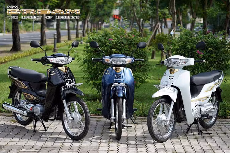 Sau gần một tháng ra mắt tại Campuchia, lô xe Honda Dream 2024 mới đầu tiên đã được một doanh nghiệp chuyên kinh doanh xe nhập đưa về Việt Nam. Dream là dòng xe máy huyền thoại, gắn với nhiều thế hệ người dùng Việt, nhưng đã ngưng phân phối. Campuchia là thị trường hiếm hoi trong khu vực Đông Nam Á vẫn còn sản xuất dòng xe này.