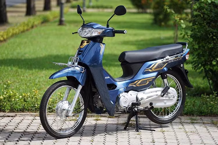 Về truyền động, Honda Dream 2024 vẫn dùng động cơ xi-lanh đơn, 4 kì, dung tích thực 124 phân khối tích hợp công nghệ phun xăng điện tử. Hãng vẫn chưa công bố công suất và sức kéo của xe. Khối động cơ này đi kèm hộp số loại 4 cấp.