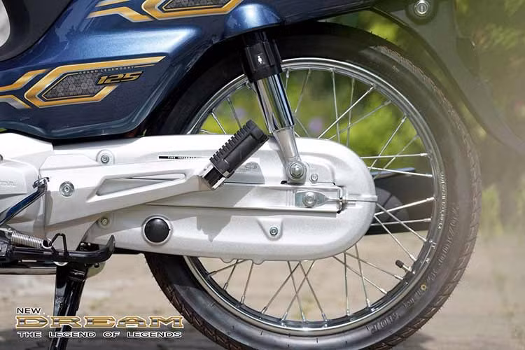 Honda Dream 2024 vẫn được trang bị hệ thống đèn pha LED tích hợp đèn định vị ban ngày Daylight. Đèn xi-nhan là loại bóng Halogen. Xe vẫn dùng chìa khoá cơ truyền thống, ổ khóa mở yên xe tích hợp trên phần sau thân xe. Bình xăng Honda Dream 2024 có dung tích 4 lít.