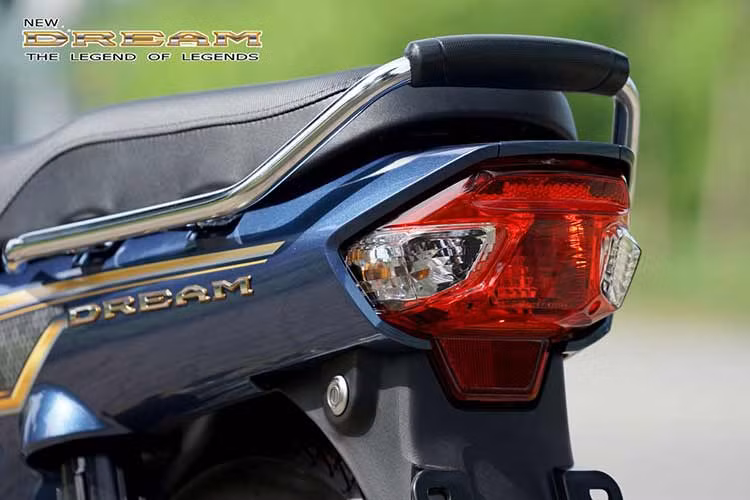 Chưa hết, cụm đồng hồ hiển thị trên Honda Dream 2024 cũng có hoạ tiết mới với các đường viền màu vàng trang trí, phân tách các khu vực hiển thị thông tin xe, cùng với đó là nhiều khối hình kim cương nối tiếp nhau, rất độc đáo. Viền nhựa bao quanh mặt đồng hồ cũng được sơn xám thay vì vàng như trên bản cũ. 