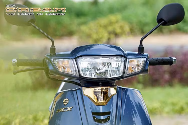 Mẫu xe máy Honda Dream 2024 có kích thước dài x rộng x cao lần lượt là 1.868 x 697 x 1.051 (mm), chiều dài cơ sở 1.200 mm, khoảng sáng gầm 143 mm, chiều cao yên 751 mm và trọng lượng 98 kg. Các thông số này tương đương Honda Dream phiên bản 2023.