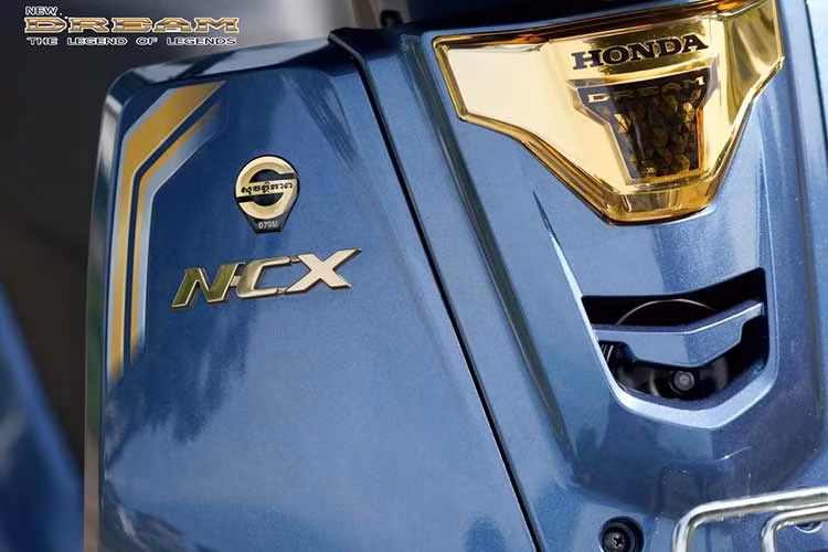 Về kiểu dáng, Honda Dream phiên bản 2024 gần như không thay đổi so với phiên bản trước đó. Tuy nhiên, một số chi tiết trên xe đã được hãng thay đổi nhằm phân biệt với các phiên bản cũ.