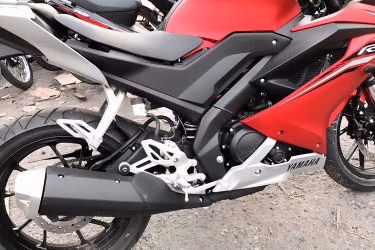 Yamaha R15 3.0 được trang bị động cơ xy-lanh đơn, làm mát bằng dung dịch, dung tích 155cc với công nghệ van biến thiên VVA kết hợp với hộp số 6 cấp li hợp trượt, côn tay tạo ra công suất tối đa 19,31 mã lực và mô-men xoắn cực đại 14,7Nm. Xe đi kèm với 3 tùy chọn màu sơn là xanh dương Racing Blue, đen nhám Matte Black và đỏ nhám Matte Red.