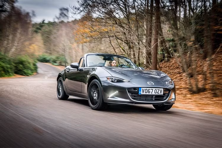 Bên cạnh những thay đổi nhỏ về mặt hình thức, mẫu xe Mazda MX-5 Miata phiên bản 2019 còn được đưa ra thêm trang bị an toàn tiêu chuẩn ở Nhật Bản, với điểm nhấn bao gồm hỗ trợ phanh thành phố thông minh tân tiến và hệ thống cảnh báo chuyển làn đường...