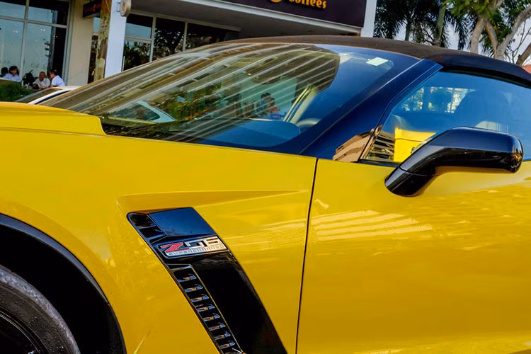 Xe có phần mui mềm có thể đóng mở tự động ở tốc độ dưới 50 km/giờ. Xe nổi bật ở lưới tản nhiệt kiêm hốc gió rộng, phía dưới là cản trước lớn chìa ra phía trước được làm từ sợi carbon, ngay trên nắp capô là khe hút gió làm mát động cơ.