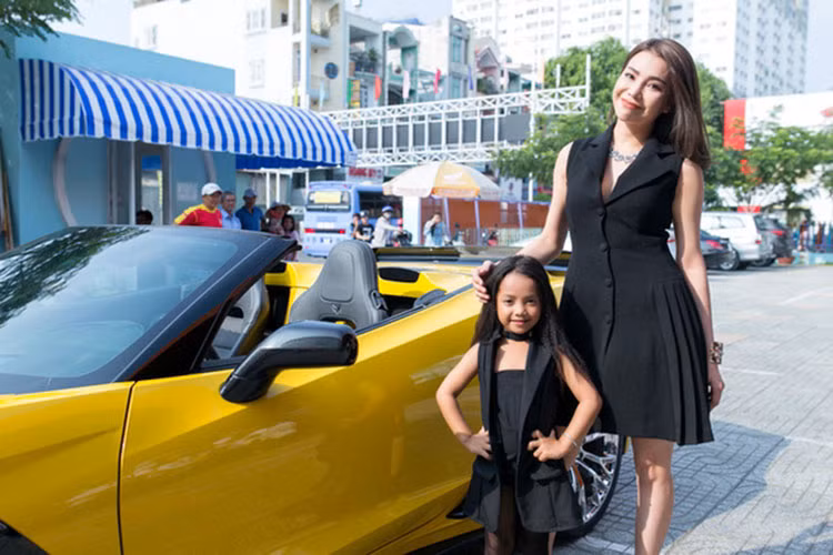 Chevrolet Corvette C7 Z06 mui trần đầu tiên xuất hiện tại Việt Nam sở hữu ngoại thất màu vàng nổi bật cùng điểm nhấn là các chi tiết màu đen đối lập, khá nổi bật bên cạnh Trà Ngọc Hằng cùng diễn viên nhí trong bộ trang phục màu đen "sẹc tông" với nội thất của xe.