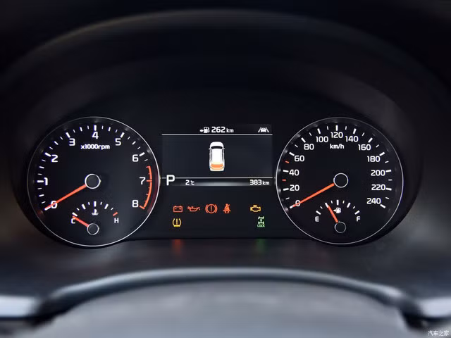 Một điểm trừ là bảng đồng hồ đằng sau vô lăng có thiết kế như xe đời cũ. Nằm giữa hai đồng hồ dạng analog là màn hình kỹ thuật số dạng màu TFT khá nhỏ, nó có thiết kế tương tự mẫu xe gia đình Kia Grand Sedona từng xuất hiện trước đây tại Việt Nam.