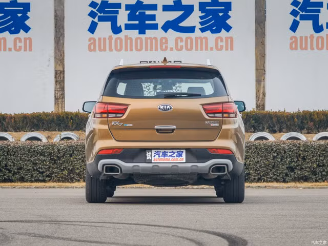So với dòng xe Sorento hiện tại, KX7 mới sở hữu khá nhiều điểm khác biệt, đặc biệt là bộ đèn phản quang phía sau, cửa cốp, tấm ốp gầm và ống xả của Kia KX7 cũng không giống Sorento 2016. Ngoài ra, bộ mâm theo xe c ũng được thiết kế khác biệt hơn so với người anh em Sorento.