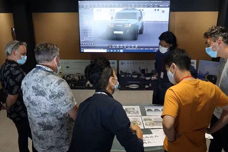Ngoài ra, những biến động trong thương mại toàn cầu, đặc biệt là chính sách thuế mới từ chính quyền Donald Trump cũng ảnh hưởng đến kế hoạch sản xuất của Toyota. Dù là "phiên bản mini", Toyota Land Cruiser FJ 2026 mới vẫn được kỳ vọng giữ nguyên phong cách địa hình mạnh mẽ của Land Cruiser.