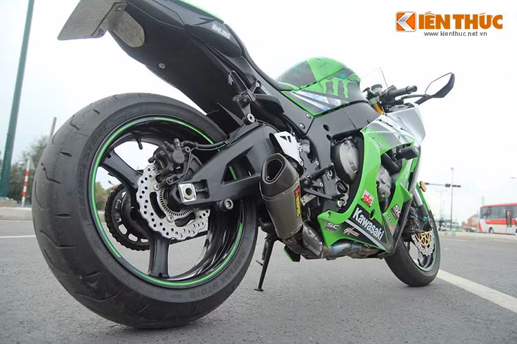 ZX-10R 2015 sử dụng hệ thống khung sườn nhôm, hệ thống trợ lực điện được sản xuất bởi sự hợp tác giữa Kawasaki và Ohlins.