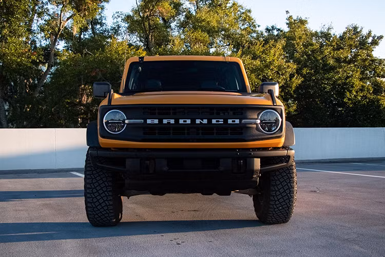 Ford Bronco là mẫu xe rất HOT tại Mỹ và nhận được đơn đặt hàng khủng sau khi ra mắt. Xe sở hữu khoảng sáng gầm xe tốt nhất phân khúc ở mức 294 mm cùng khả năng lội nước hàng đầu phân khúc lên đến 851 mm.