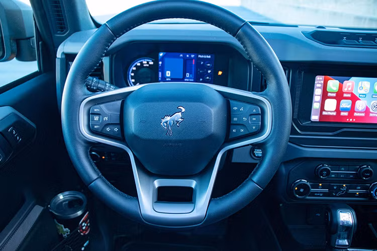 Ngoài các trang bị nội thất mang đậm chất địa hình, bảng điều khiển của xe Ford Bronco sắp bán tại Philippines cũng có thể gắn một giá đỡ thông minh để gắn các thiết bị khác nhau như điện thoại, máy quay…