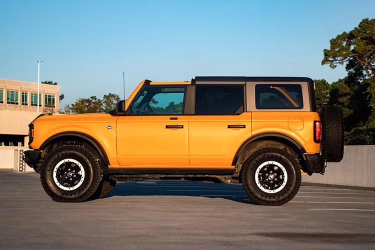 Tuy nhiên, theo truyền thông địa phương, mẫu xe SUV Ford Bronco dự kiến sẽ được ra mắt vào khoảng giữa năm 2024. Rất có thể, Bronco sẽ được giới thiệu tại Triển lãm ô tô quốc tế Manila 2024. Sẽ có tổng cộng 3 biến thể của Bronco được cung cấp tại Philippines. Thông tin quan trọng là lô xe đầu tiên sẽ chỉ được giới hạn có 300 chiếc trên toàn quốc.