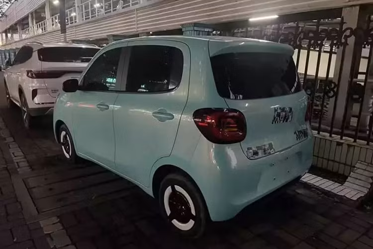 Mặc dù các xe trưng bày đã có mặt tại đại lý từ tháng 12/2024, nhưng SGMW không vội vàng mở bán. Nguyên nhân của sự chậm trễ này vẫn chưa được tiết lộ. Phiên bản 5 cửa của Wuling Hongguang Mini EV sẽ chính thức lên kệ vào ngày 22/2.