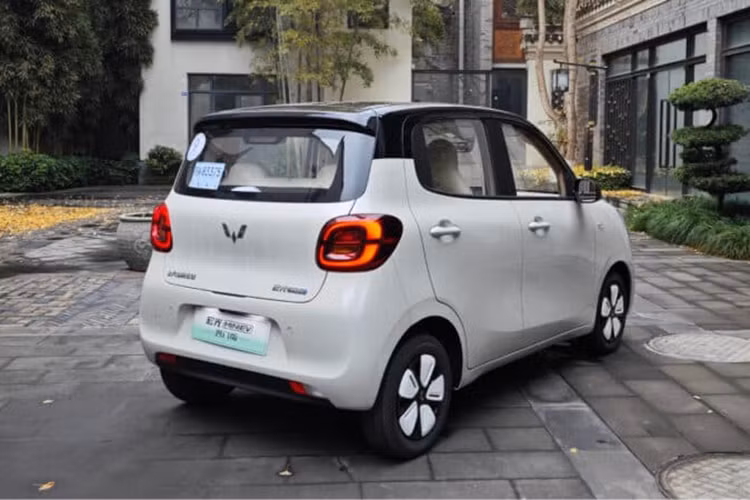 Wuling Mini EV 2025 mới áp dụng ngôn ngữ thiết kế mới của Wuling từng xuất hiện trên mẫu hatchback Wuling Bingo, nổi bật với cụm đèn pha hình oval và các đường nét bo tròn. Xe có kích thước 3.256 x 1.510 x 1.578 mm, chiều dài cơ sở 2.190 mm. So với bản tiền nhiệm, xe dài hơn 336 mm, rộng hơn 17 mm nhưng thấp hơn 43 mm, đồng thời trục cơ sở tăng thêm 250 mm.