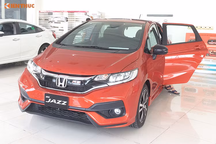 Trong tháng 5/2019, khách hàng khi mua xe Honda Jazz chính hãng sẽ nhận được gói quà tặng trị giá lên tới 44 triệu đồng. Với việc khuyến mãi lên tới 44 triệu đồng, hiện giá bán của Honda Jazz bản 1.5 có giá 544 triệu đồng, bản 1.5VX giá 594 triệu đồng và bản 1.5RS giá 624 triệu đồng.