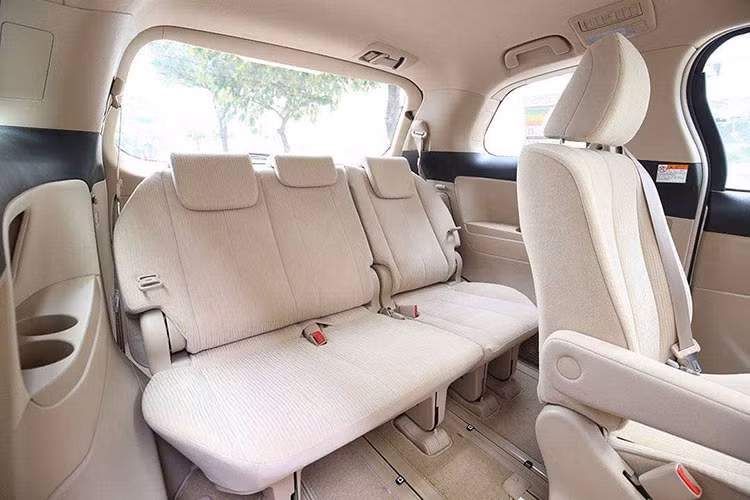 Ghế ngồi được bố trí theo dạng 2-2-3, nhờ thế mà hàng ghế 2 thoải mái, có thể ngả và có tấm đỡ chân độc lập và đáng tiếc là không có chỉnh điện. Hàng ghế thứ 2 thiết kế dạng thương gia, hàng 3 có thể gập phẳng nhằm gia tăng không gian để đồ nhưng khu vực cốp vốn đã khá rộng rãi.