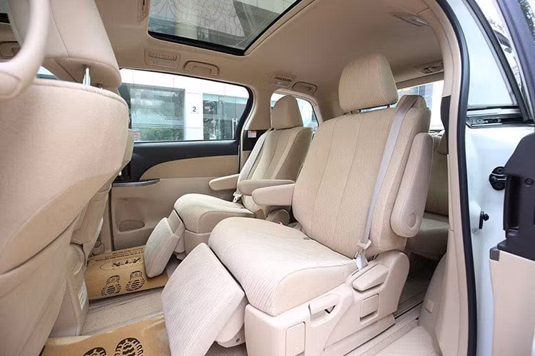 Các trang bị đáng chú ý khác của xe như màn hình giải trí trung tâm dạng cảm ứng, cửa số trời cho khoang trước và khoang sau. Công nghệ an toàn trên Toyota Previa GL 2.4 gồm có chống bó cứng phanh ABS, phân bổ lực phanh điện tử, hỗ trợ phanh khẩn cấp, cân bằng điện tử, cảnh báo áp suất lốp, cảm biến hỗ trợ đỗ xe trước sau và hệ thống 6 túi khí...
