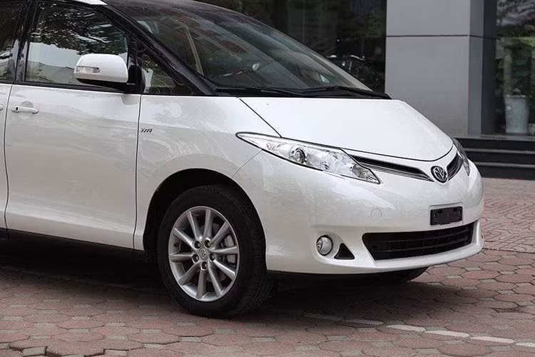 Ở tầm cao cấp hơn một chút là "chuyên cơ mặt đất" Toyota Alphard - người anh của Toyota Previa - tuy có giá 4,038 tỷ đồng nhưng sở hữu nhiều tính năng tiện nghi sang trọng đủ để làm hài lòng những người dùng khó tính. Tất nhiên, đối với những dân chơi ưa thích sự truyền thống, tìm kiếm yếu tố “độc, lạ, không đụng hàng” thì có lẽ Toyota Previa 2019 sẽ là một lựa chọn đáng cân nhắc.