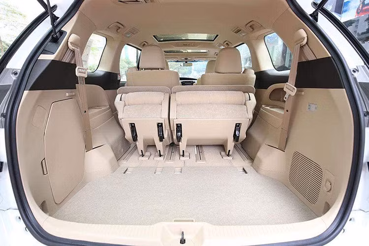 Bên dưới nắp ca-pô, Toyota Previa 2019 được trang bị khối động cơ xăng 4 xi-lanh, dung tích 2.4L, sản sinh công suất tối đa 168 mã lực tại tua máy 6.000 vòng/phút và mô-men xoắn cực đại 224 Nm tại 4.000 vòng/phút, đi kèm với trang bị hộp số là loại tự động 4 cấp. So với các đối thủ cùng phân khúc như Kia Sedona hay Peugeot Traveller, Toyota Previa 2019 khá đuối cả về mặt công suất lẫn mô-men xoắn.