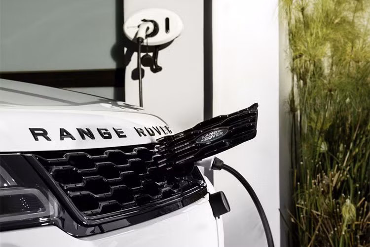 Mẫu xe SUV hạng sang Range Rover Sport P400e mới này nếu chỉ sử dụng động cơ điện có thể hoàn thành được quãng đường dài 51 km trước khi cụm pin lithium-ion được cắm vào nguồn 220 V/32 A để sạc đầy lại. Thời gian cho việc sạc pin này mất 2 giờ 45 phút.