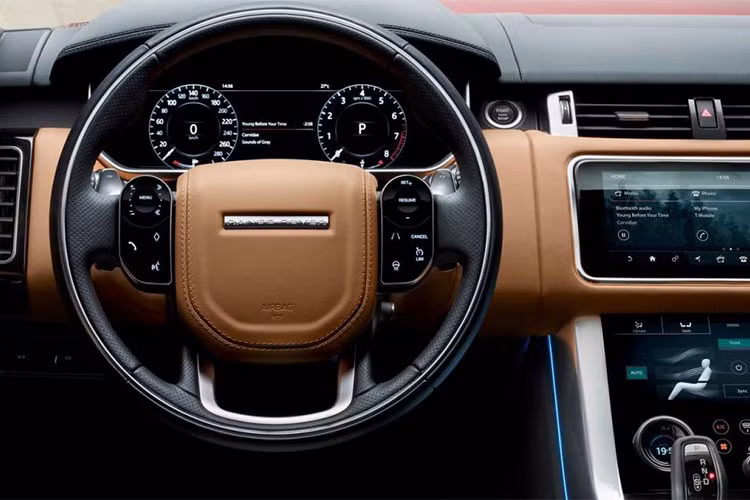 Bên cạnh bổ sung thêm hệ thống truyền động plug-in hybrid, Range Rover Sport P400e còn có thêm tùy chọn màu sắc mới là xanh Loire. Ngoài ra, chiếc SUV hạng sang sử dụng động cơ lai này cũng được thay đổi một số gói trang bị bao gồm gói Drive Pro Pack được tích hợp thêm hệ thống kiểm soát hành trình thích ứng và công nghệ Stop&amp;Go.