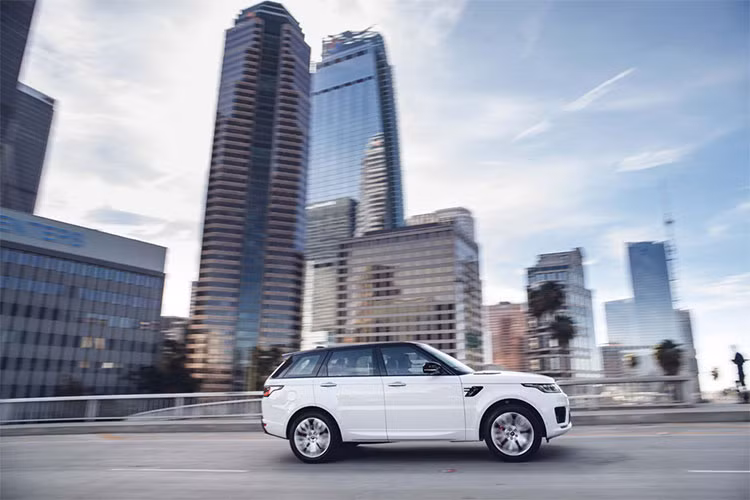 Range Rover Sport P400e mới được trang bị động cơ xăng 4 xi-lanh thẳng hàng, dung tích 2,0 lít kết hợp cùng với cụm pin lithium-ion 13,1 kWh. Trong đó, động cơ xăng sản sinh công suất tối đa 296 mã lực còn mô-tơ điện này cho 141 mã lực.