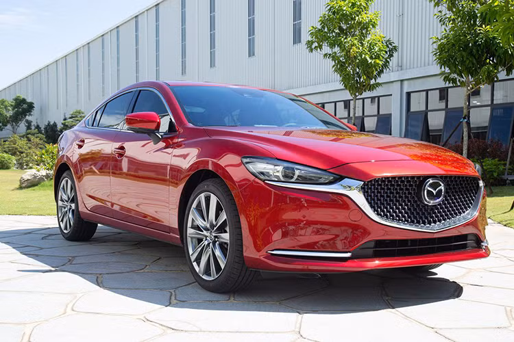 Mazda6 bán được 85 xe xếp trên Honda Accord. Doanh số cộng dồn 11 tháng đầu năm của Mazda6 là 1.006 xe và Honda Accord là 51 xe. So với các mẫu xe trong phân khúc, giá Mazda6 lăn bánh thấp nhất phân khúc, tạo lợi thế nhưng không tạo ra sức hút rõ rệt cho mẫu xe này.