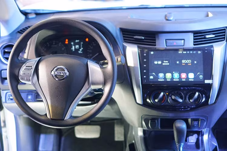 Bên trong Nissan Terra phiên bản mới xuất hiện của vô lăng 3 chấu đa chức năng, cửa gió điều hòa, mặt táp-lô được thiết kế công thái học và cụm điều khiển trung tâm đều được bê nguyên từ Navara sang Nissan Terra 2018. Khác với xe từng ra mắt tại Trung Quốc chỉ đi kèm nội thất 5 chỗ, Nissan Terra 2018 tại Việt Nam có 7 chỗ ngồi.