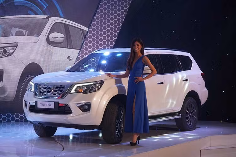 So với Navara, Nissan Terra chỉ có một số khác biệt trong thiết kế như cản va. Những bản trang bị cao cấp của Nissan Terra 2018 sẽ đi kèm đèn pha LED. Vòng ra phía sau, bạn sẽ thấy phần thân vỏ đi kèm nhiều đường nét uốn lượn. Đáng tiếc là thiết kế đuôi xe của Nissan Terra khá đơn giản với thanh crôm cỡ lớn trên cửa cốp và cụm đèn hậu ôm trọn 2 góc.